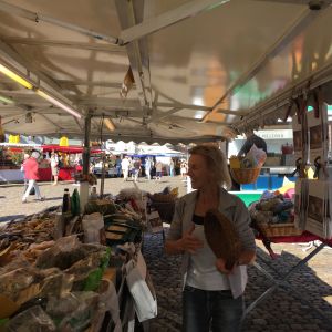 Renate Schmidt auf dem Markt in Freiburg